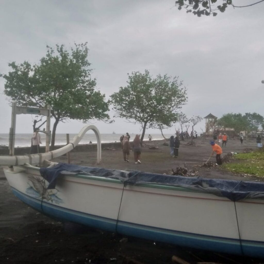 Pasca Banjir, Babinsa Ampenan Selatan Hidupkan Gotong Royong