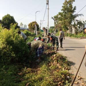 Aksi Nyata Babinsa Jaga Kebersihan Lingkungan Kediri Selatan