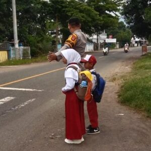 Bhabinkamtibmas Desa Goa Laksanakan Giat Rawan Pagi di Depan SD Negeri 1 Goa