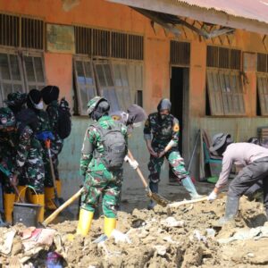 Bersihkan SD Negeri 4 Kuala Simpang, Taruna Ingin Siswa Bisa Segera Bersekolah Normal