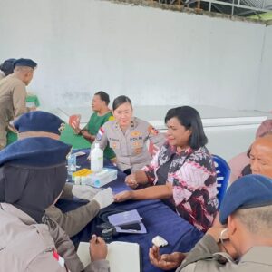 Sentuhan Damai di Mimika: Satgas Operasi Damai Cartenz Layani Kesehatan Jemaat Gereja