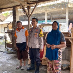 Bhabinkamtibmas Desa Semparu Ajak Warga Manfaatkan Lahan Pekarangan Dukung Ketahanan Pangan