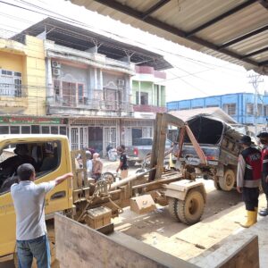 Dari Jalan Tergenang ke Bengkel Perbaikan, Polisi gunakan towing Evakuasi Mobil Warga Pascabanjir