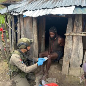 Sentuh Hati Warga, Satgas Damai Cartenz 2026 Gelar Patroli dan Pengobatan Keliling di Sinak