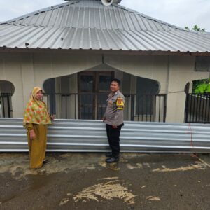 Bhabinkamtibmas Desa Sekongkang Atas Berikan Bantuan Spandek untuk Mushola Al Fatih yang Terdampak Pasca Hujan dan Angin Kencang