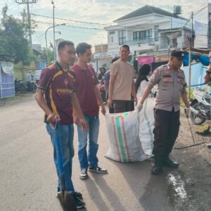 Polsek Asakota Bersama Lurah se-Kecamatan Asakota Laksanakan Gotong Royong Wujudkan Program Kota Bima BISA