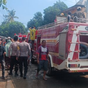 Polsek Sape Datangi TKP Kebakaran di Desa Sangia, Bantu Pemadaman dan Lakukan Pengaturan Lalu Lintas
