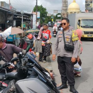 Bhabinkamtibmas Desa Teratak Sambangi Pasar Tradisional, Sampaikan Pesan Kamtibmas kepada Pedagang dan Pengunjung