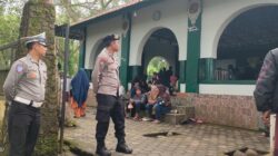 Personel Polsek Kopang Amankan Obyek Wisata Religi Makam Ketaq, Pastikan Pengunjung Nyaman dan Aman