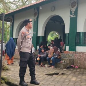 Personel Polsek Kopang Amankan Obyek Wisata Religi Makam Ketaq, Pastikan Pengunjung Nyaman dan Aman