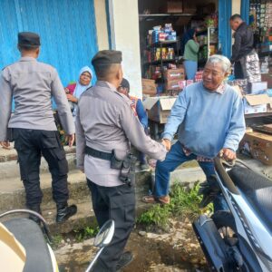 Patroli Dialogis SPKT II Polsek Pringgarata di Pasar Umum, Sampaikan Pesan Kamtibmas dan Antisipasi 3C