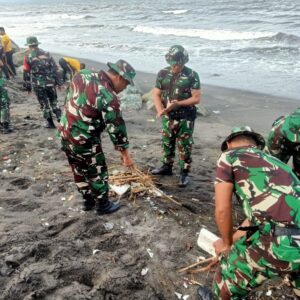 Aksi Nyata TNI-Polri Wujudkan Pantai Bersih dan Asri