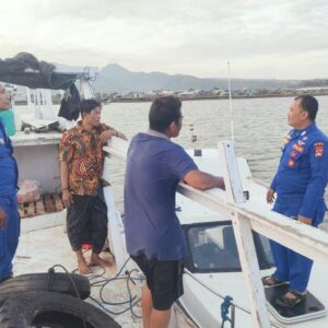 Sambang Kamtibmas dalam Program Binmas, Ketegasan Satpolairud Polres Bima Cegah Potensi Guankamtibmas di Perairan Teluk Bima