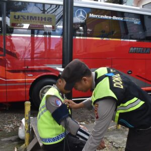 Dukung Ops Keselamatan Rinjani 2026, Biddokkes Polda NTB Cek Kesehatan Personel dan Sopir Angkutan Umum