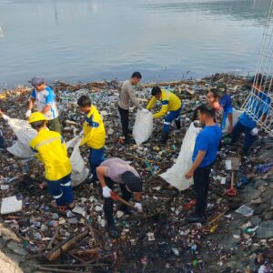 Gotong Royong Bersama di Pelabuhan Bima, Tumbuhkan Kesadaran Pentingnya Kebersihan Lingkungan