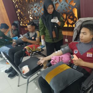 Personel Polres Sumbawa Barat turut warnai kegiatan Donor Darah Dalam Rangka Peringatan HUT Persit Kartika Candra Kirana Ke-80