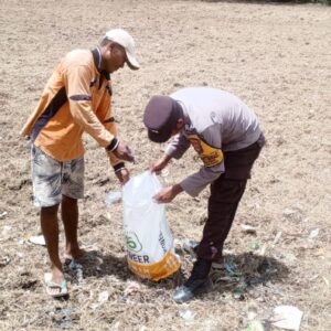 Bhabinkamtibmas Desa Sermong Salurkan Bibit Jagung, Dorong Ketahanan Pangan di Sumbawa Barat