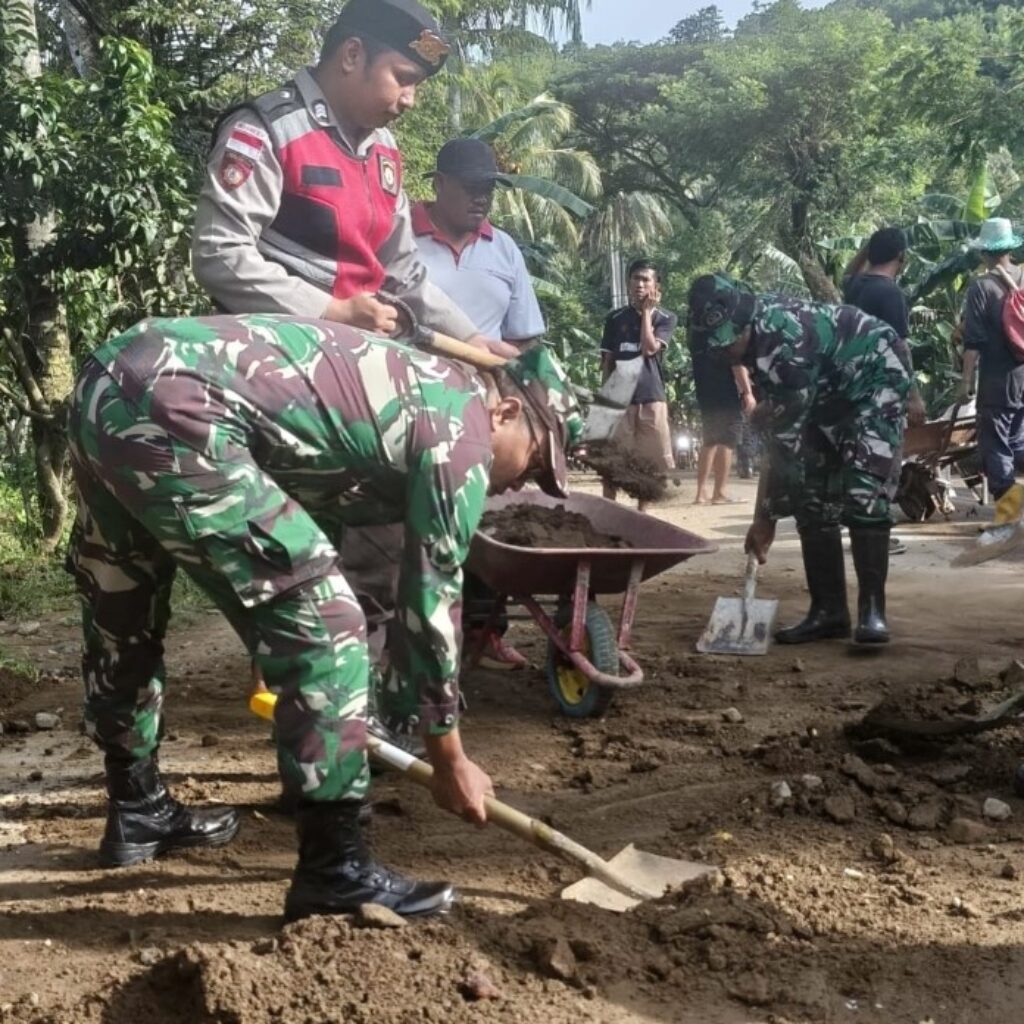 Jalan Lembar–Sekotong Kembali Lancar Berkat Aksi TNI-Polri