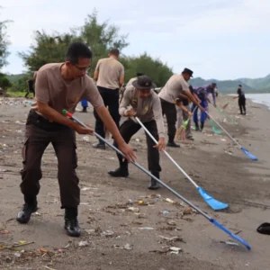 Kapolres Lombok Barat Pimpin Aksi Bersih Pantai Lembar