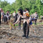 100 Personel Gabungan Polri Laksanakan Gotong Royong Gerakan Indonesia Asri di Pantai Saliper Ate