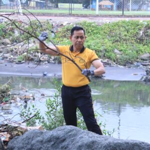 Dukung Program Presiden Prabowo, Polda NTB Gelar Aksi Bersih Disepanjang Pantai Sekarbela dan Ampenan