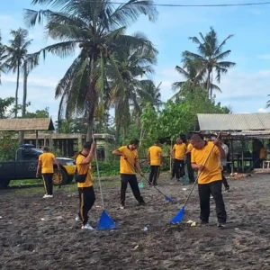 Polsek Gerung Pimpin Aksi Bersih Pantai Induk Lombok Barat