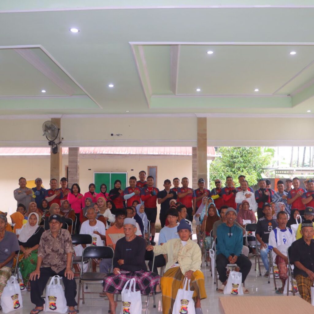 Kapolres Lombok Utara Gowes Kamtibmas di Desa Pendua, Salurkan Bansos dan Layanan Kesehatan Gratis