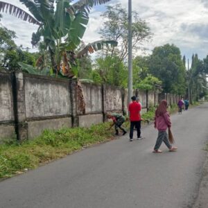 Babinsa Ombe Baru Gerakkan Warga Bersihkan Jalan Desa