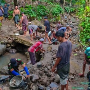 Sinergi TNI dan Warga Pulihkan Jembatan Penghubung Desa