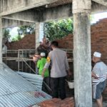Bhabinkamtibmas Polres Bima Kota Bantu Warga Gotong Royong Pembangunan Masjid Baburahman