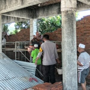 Bhabinkamtibmas Polres Bima Kota Bantu Warga Gotong Royong Pembangunan Masjid Baburahman