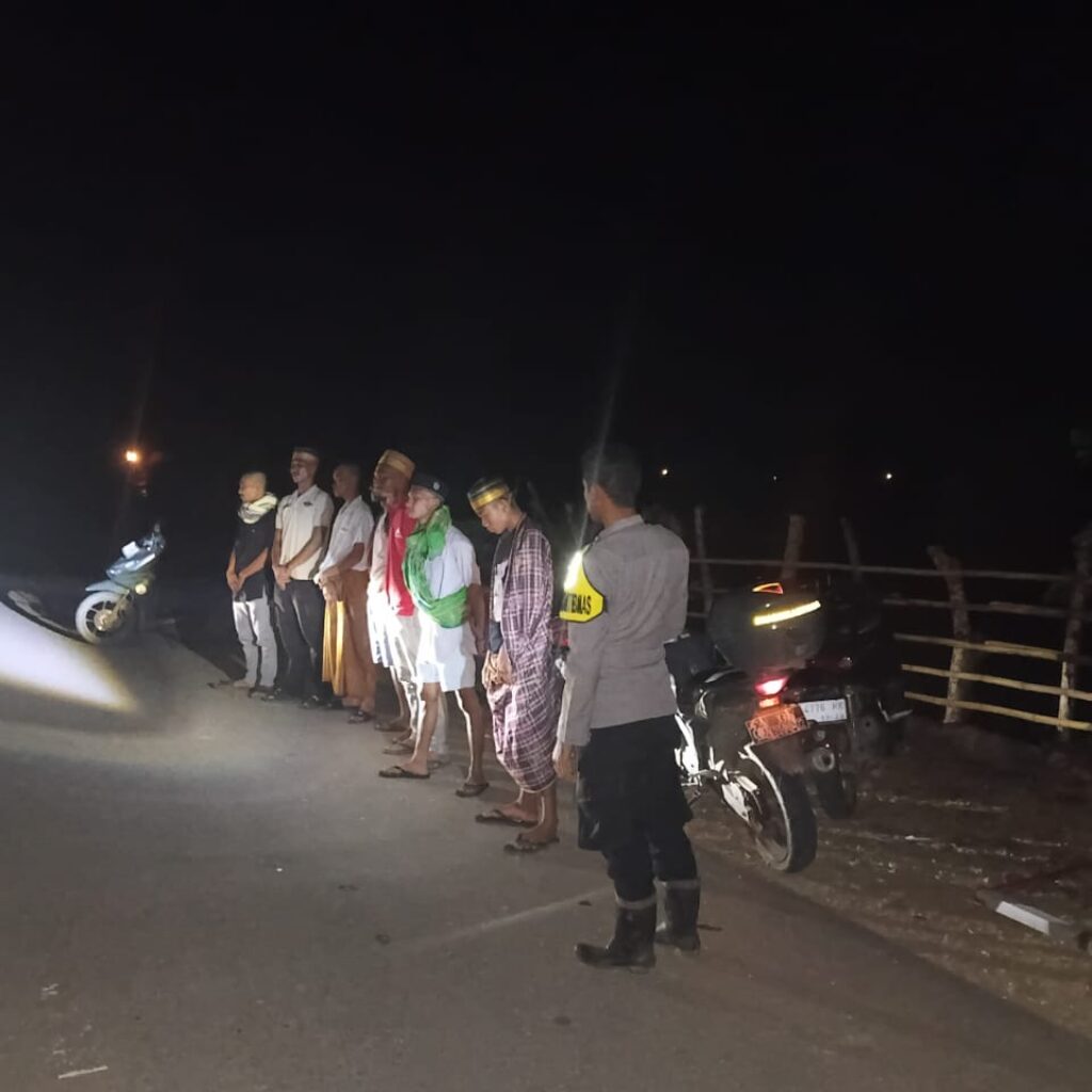 Bhabinkamtibmas Ajak Warga Labuhan Kertasari Aktifkan Kembali Siskamling di Kawasan Wisata