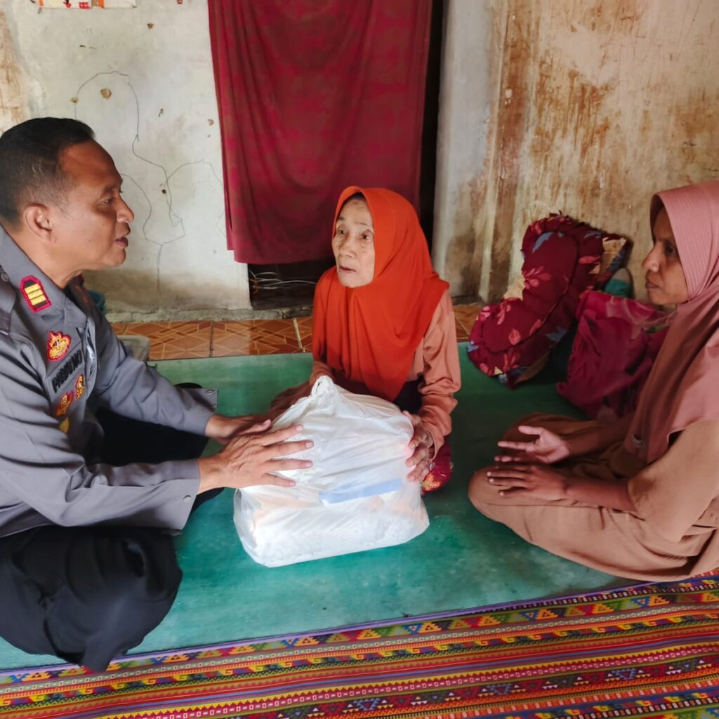 Kapolsek Jonggat Patroli Dialogis dan Salurkan Sembako kepada Warga Jompo di Desa Jelantik