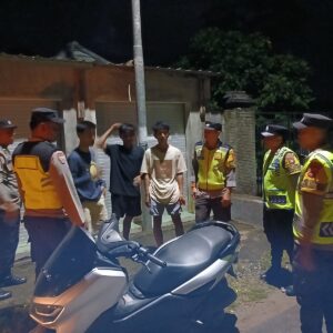 Patroli Dialogis Polsek Taliwang, Antisipasi Gangguan Kamtibmas dan Kenakalan Remaja