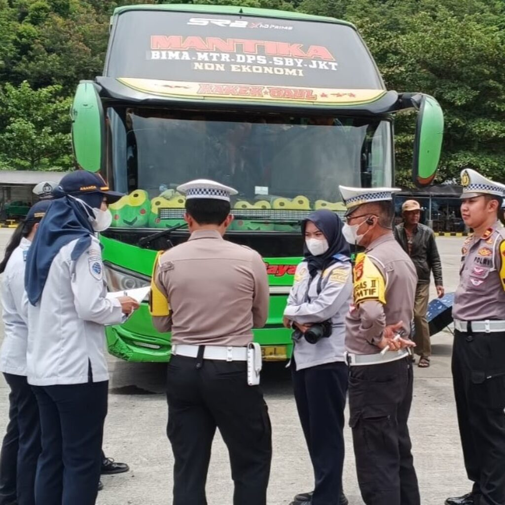 Polantas Menyapa: Tekan Laka Lantas di Pelabuhan Lembar Lombok Barat