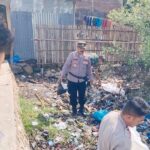 Dukung Program Presiden RI “Indonesia Asri”Polsek Bolo Bersama TNI dan Masyarakat Bersihkan Sampah Pantai di Desa Nggembe