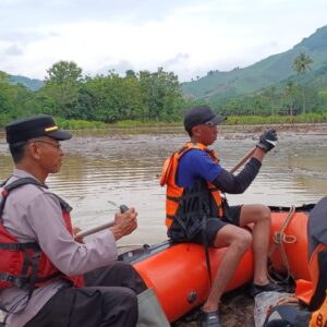 Polsek Lambu dan Tim SAR Lakukan Pencarian Korban Terseret Arus Banjir di Bendungan Diwu Moro