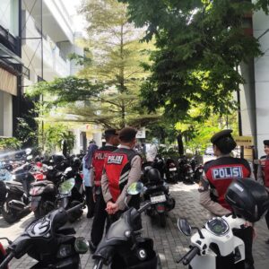 Patroli Humanis Samapta Polda NTB Jaga Keamanan Kawasan Pertokoan dan Pasar di Mataram