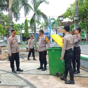 Polres Sumbawa Barat Gelar Bhakti Sosial Jum’at Bersih, Warga Taman Tiangnam Beri Apresiasi