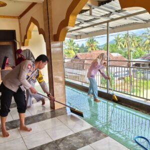 Sambut Ramadan, Bhabinkamtibmas Kalimantong Gotong Royong Bersama Warga di Masjid Darussalam