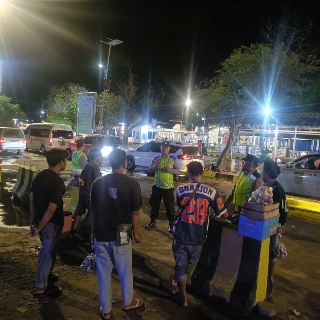 Cegah Aktivitas Negatif, Personel Polsek Pelabuhan Poto Tano Intensifkan Patroli di Area Pelabuhan