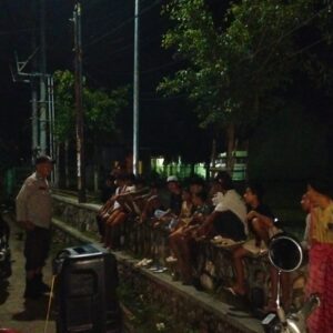 Bhabinkamtibmas Polres Bima Kota Sambang dan Himbau Warga Jelang Sahur