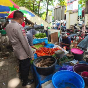 Binmas Polda NTB Sambangi Pedagang Sembako di Pasar Cemare, Dorong Kamtibmas dan Stabilitas Harga Pangan