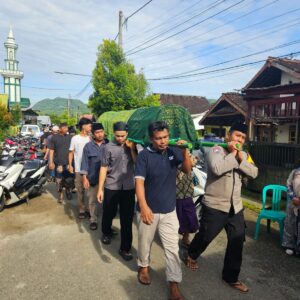 Dekat dan Peduli Dengan Warga Binaan, Bhabinkamtibmas Desa Sekongkang Atas Melayat dan Hadiri Pemakaman