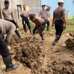 Brimob NTB BKO ke Aceh, 25 Personel Bersihkan Rumah Warga Pascabencana