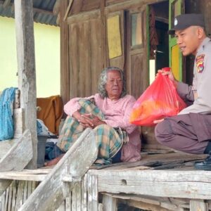 Ringankan Beban Sesama dan Meraih Berkah di Bulan Suci Ramadhan, Bhabinkamtibmas Polsek Woha Santuni Lansia