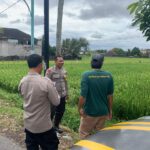 BHABINKAMTIBMAS DESA KESELET SAMBANGI LAHAN KETAHANAN PANGAN TANAMAN PADI