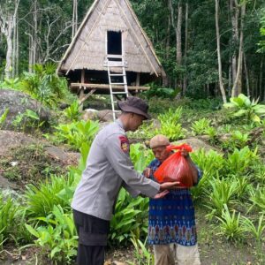 Menyentuh Dengan Hati dan Raih Berkah di Bulan Suci Ramadhan, Kanit Binmas Polsek Donggo Salurkan Bantuan Bagi Warga Kurang Mampu