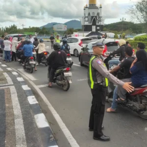 Polres Lombok Barat Bagi Takjil di Bundaran GMS Gerung