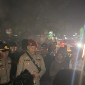 LANGKAH CEPAT POLRES DOMPU DAN POLSEK WOJA TANGANI AKSI BLOKADE JALAN, AJAK MASYARAKAT BIJAK BERMEDIA SOSIAL